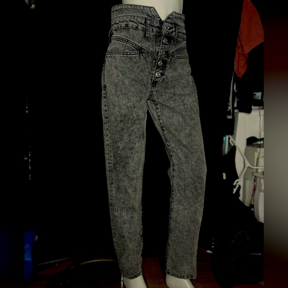 ZARA’s High-Waisted Gray Jeans